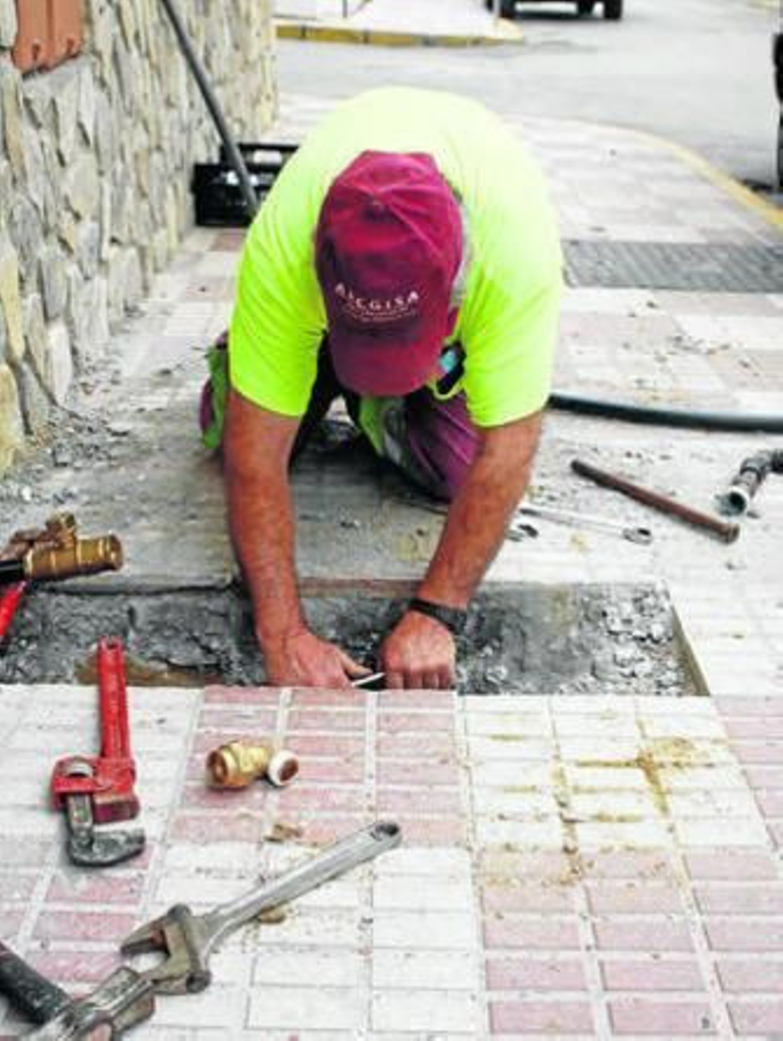 Un operario de Arcgisa durante una reparación en Los Barrios.