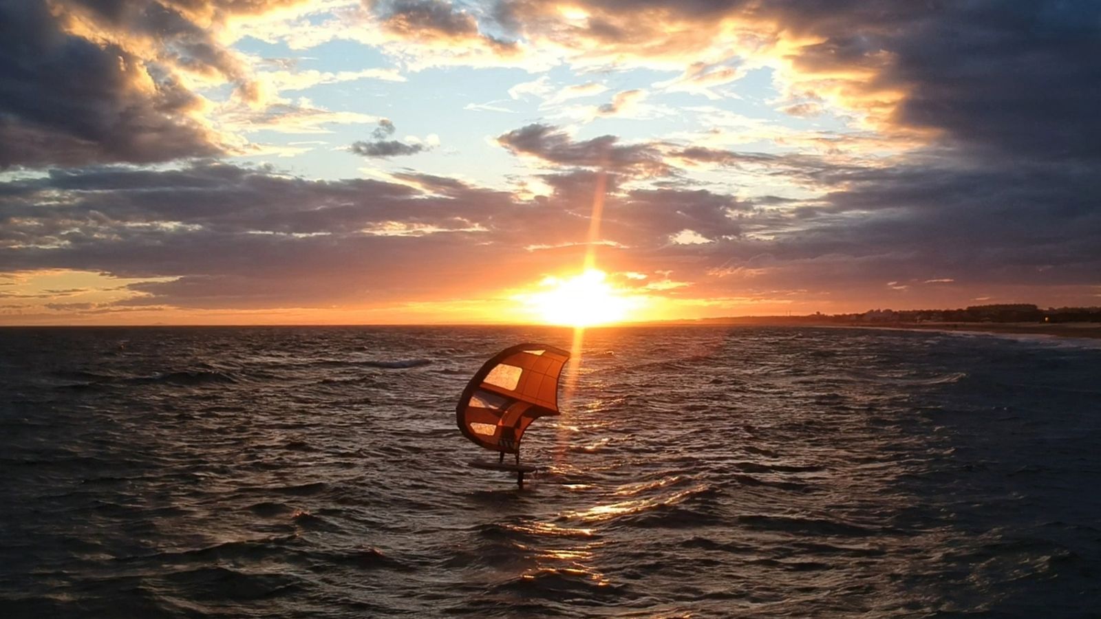 Javier Fernández, el apasionado del kitesurf que lleva los colores de Huelva por todo el mundo