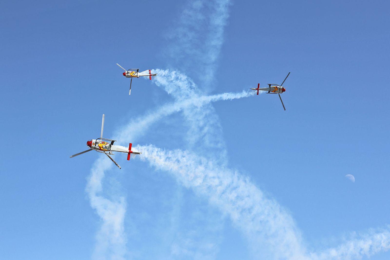 Fotografías de la exhibición aérea de la Patrulla Acrobática de Paracaidismo del Ejército del Aire 'Papea' y de la Patrulla Acrobática de Helicópteros 'ASPA'  en los actos de homenaje al centenario del Plus Ultra presidido por S.M. el Rey Felipe VI