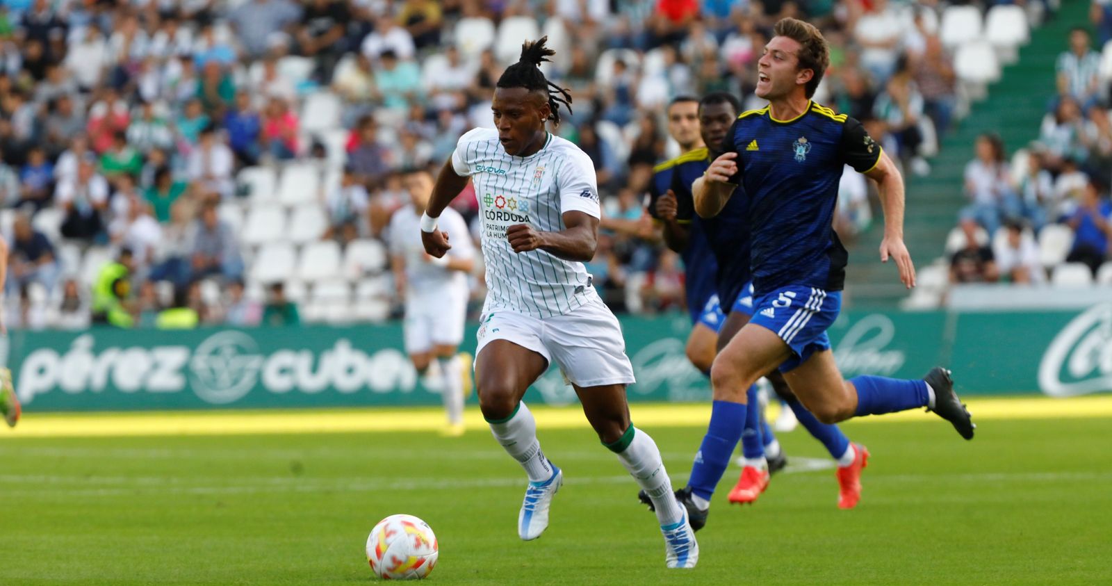 Cedric Teguia se marcha de su par en el Córdoba CF - Talavera del pasado domingo.