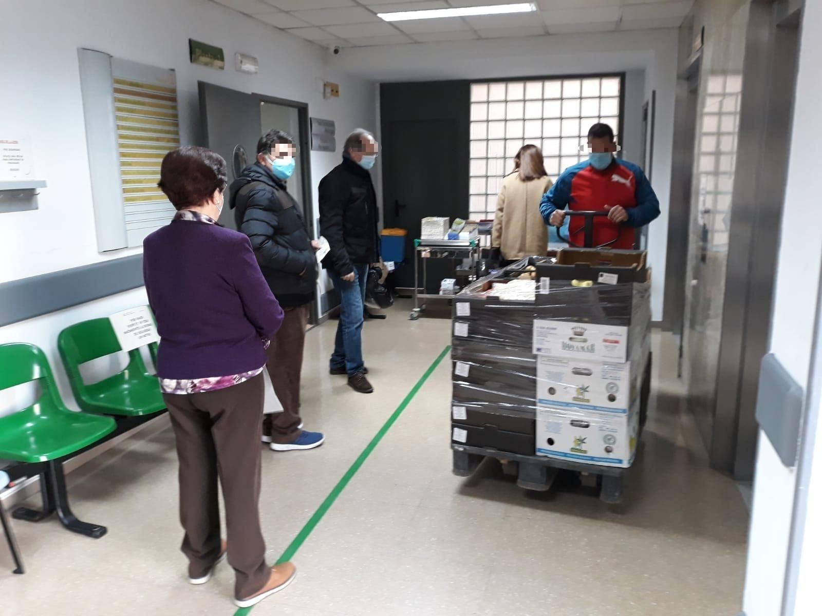 Zona entre ascensores donde se realiza la atención.