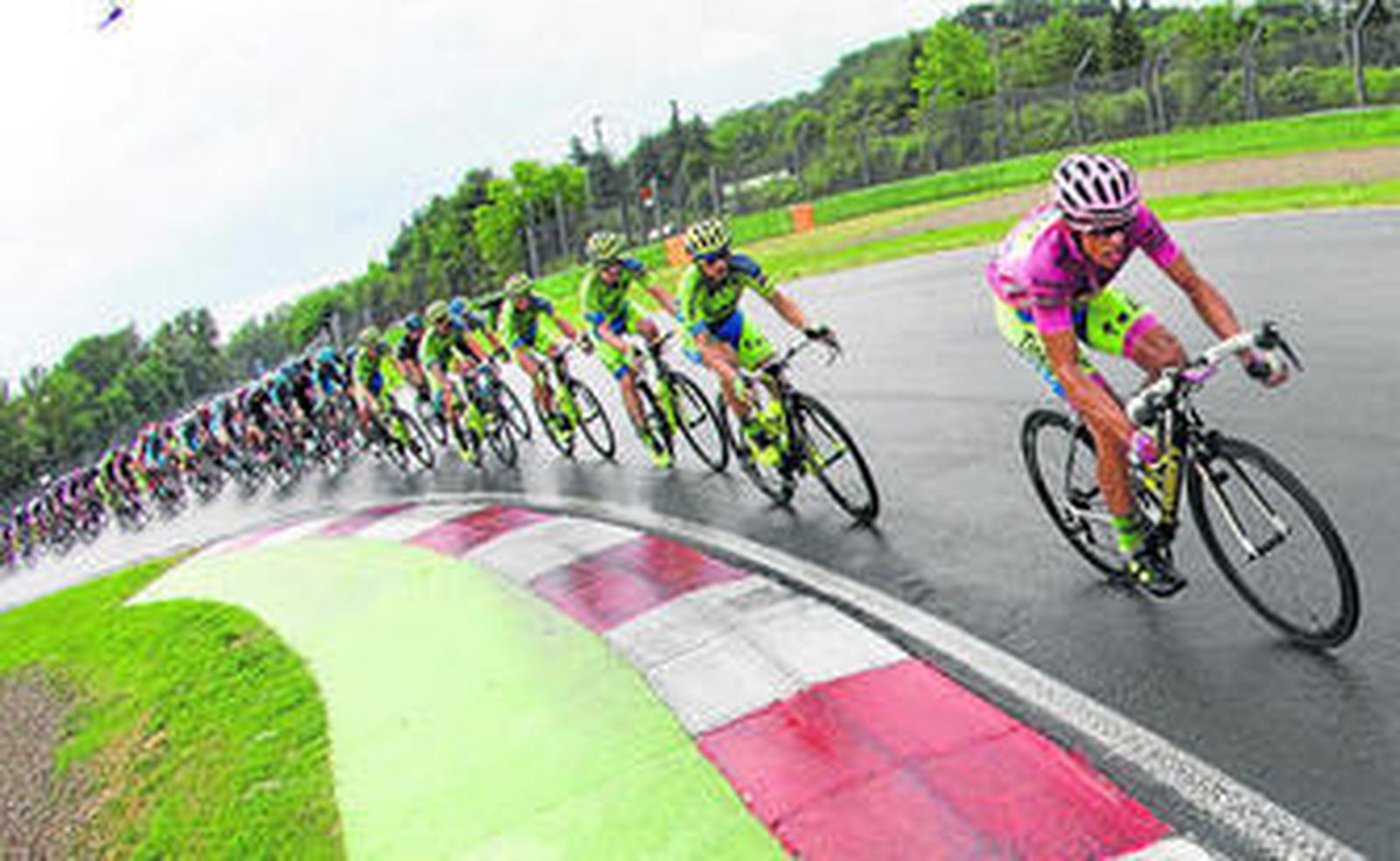 Alberto Contador comanda el grupo en el circuito de Imola en la undécima etapa del Giro.