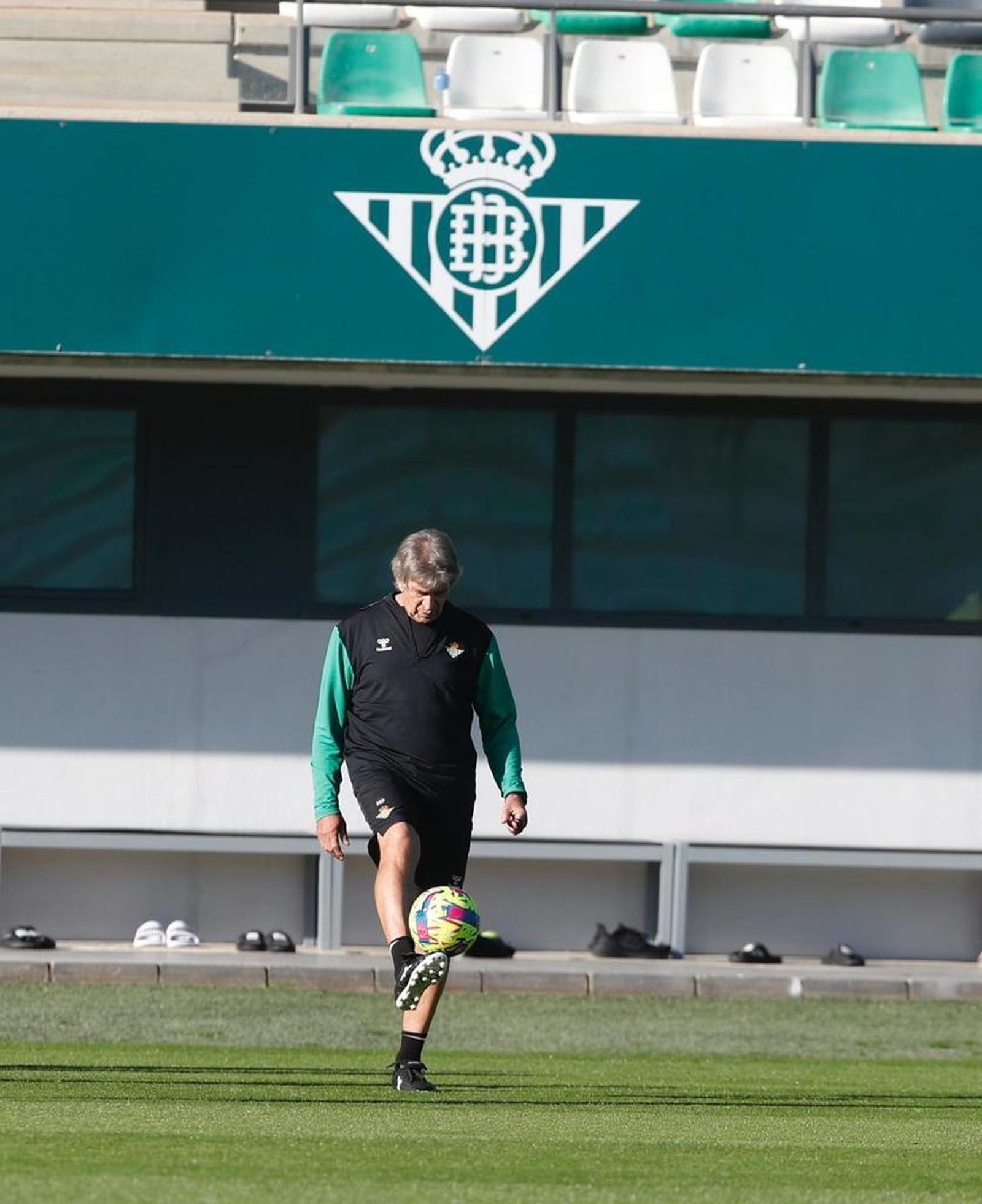 Pellegrini da patadas al balón en la ciudad deportiva.