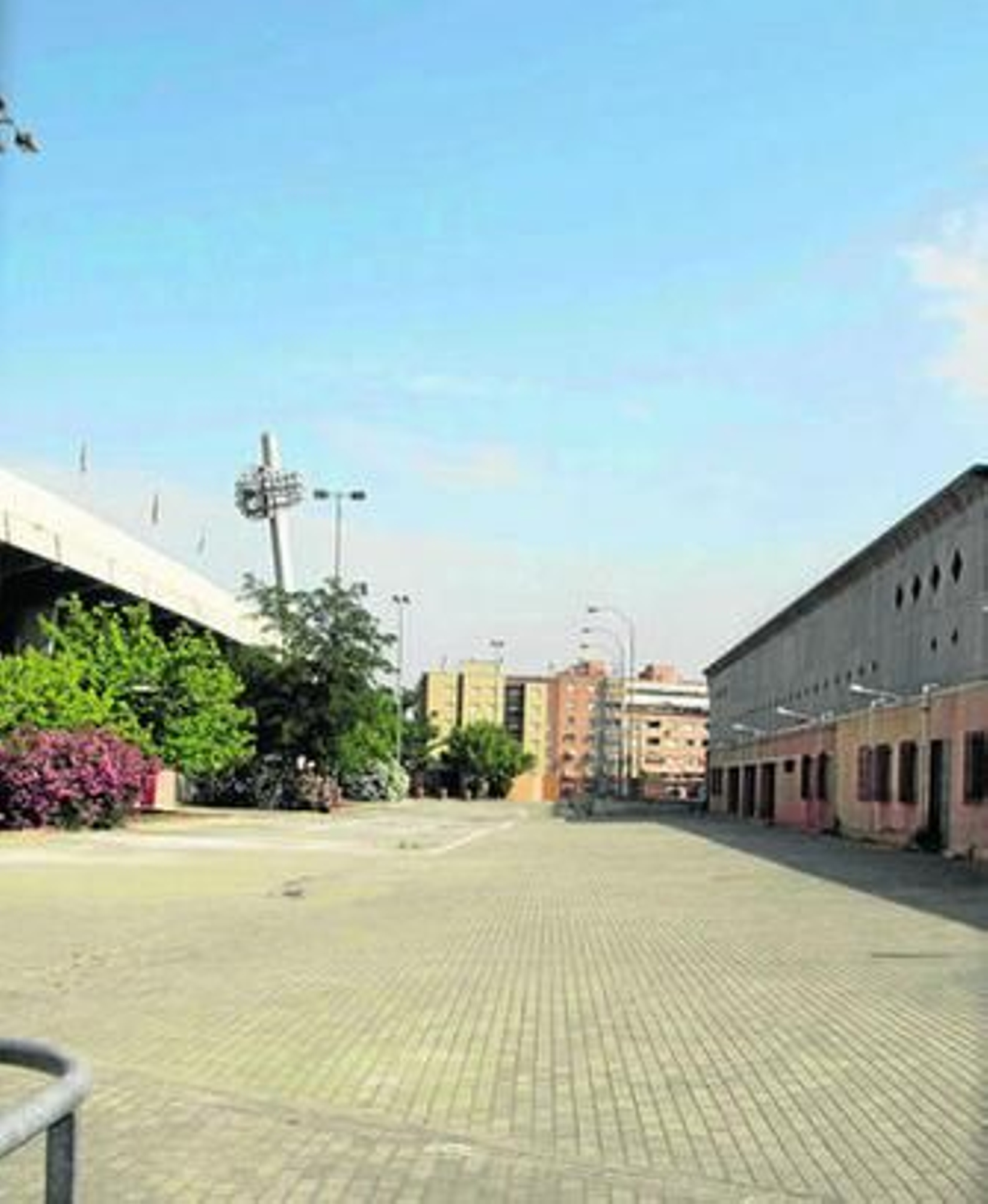 La explanada se encuentra al final del Palacio de los Deportes y el campo de fútbol de Los Cármenes.