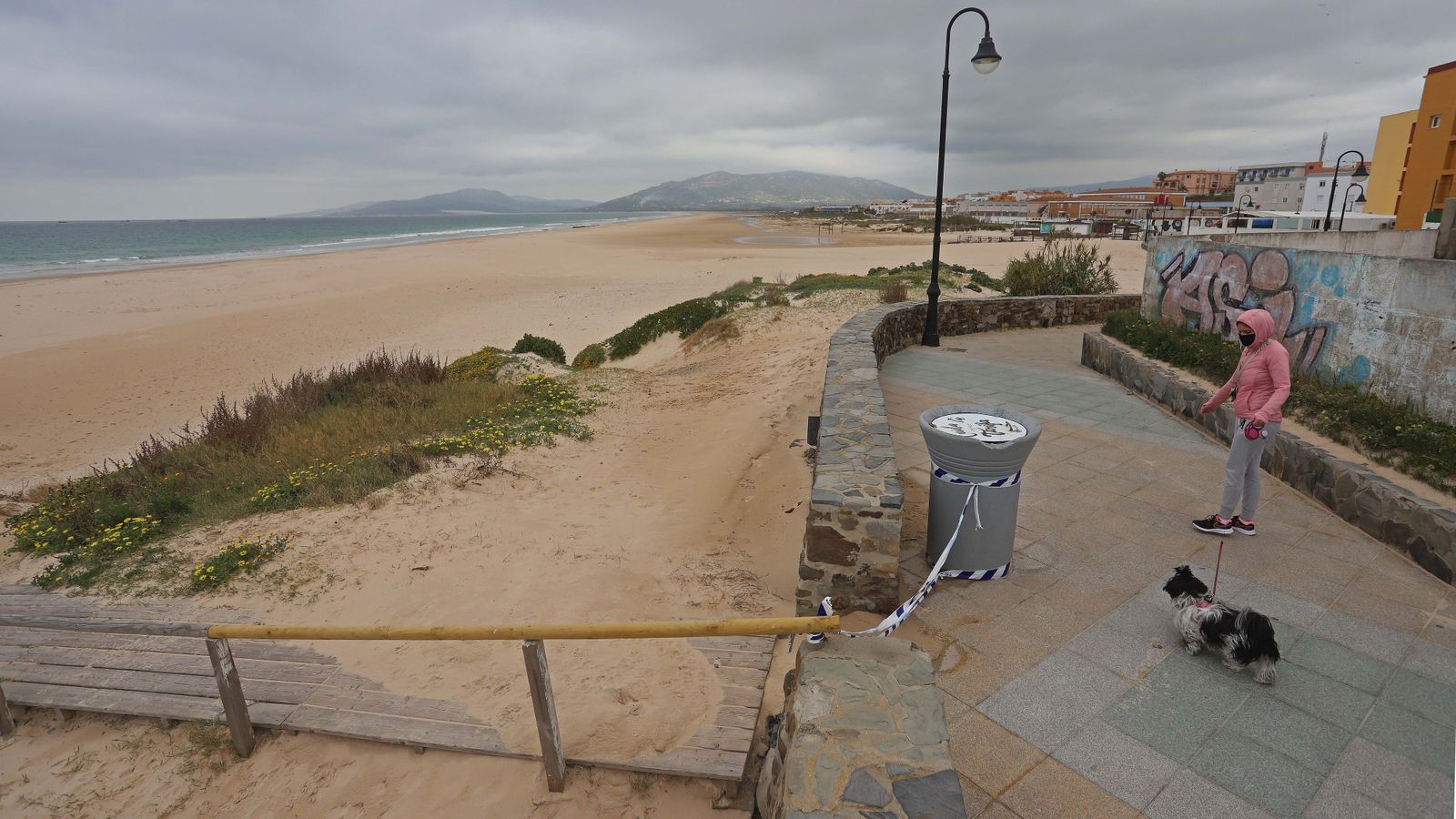La playa de Los Lances cerrada al público durante el confinamiento en Tarifa