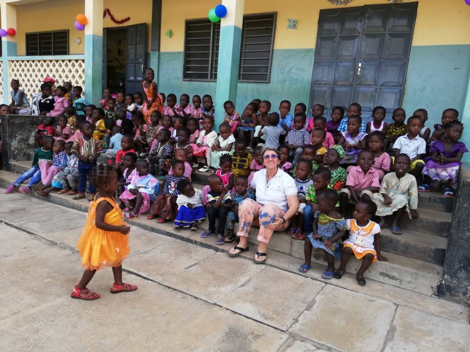 Decenas de niños beneficiarios de los programas de colaboración con Burkina Faso.