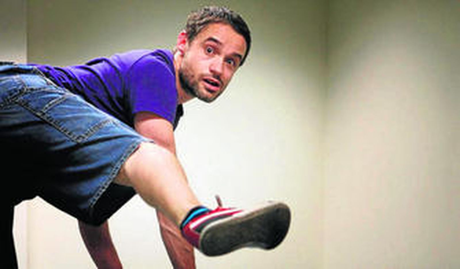 Juan Luis Matilla estudió Filosofía y se formó en Viento Sur Teatro y el Centro Andaluz de Danza.