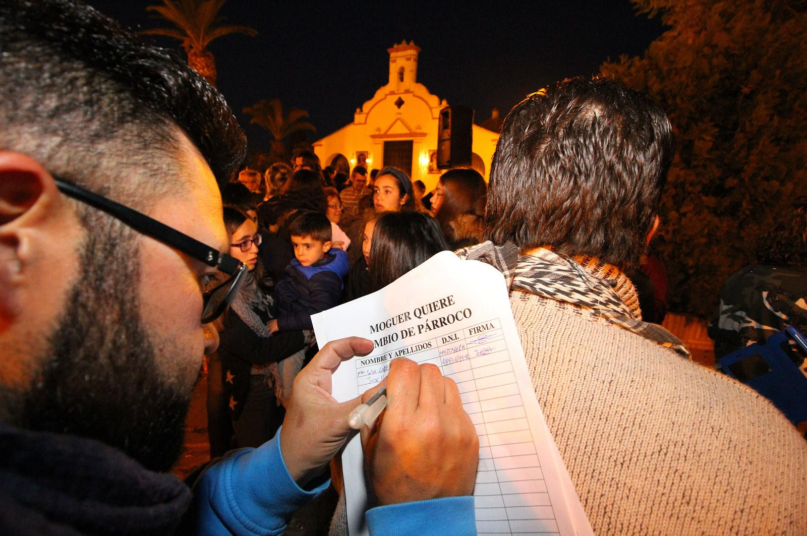 La concentración para pedir un nuevo párroco en Moguer, en imágenes