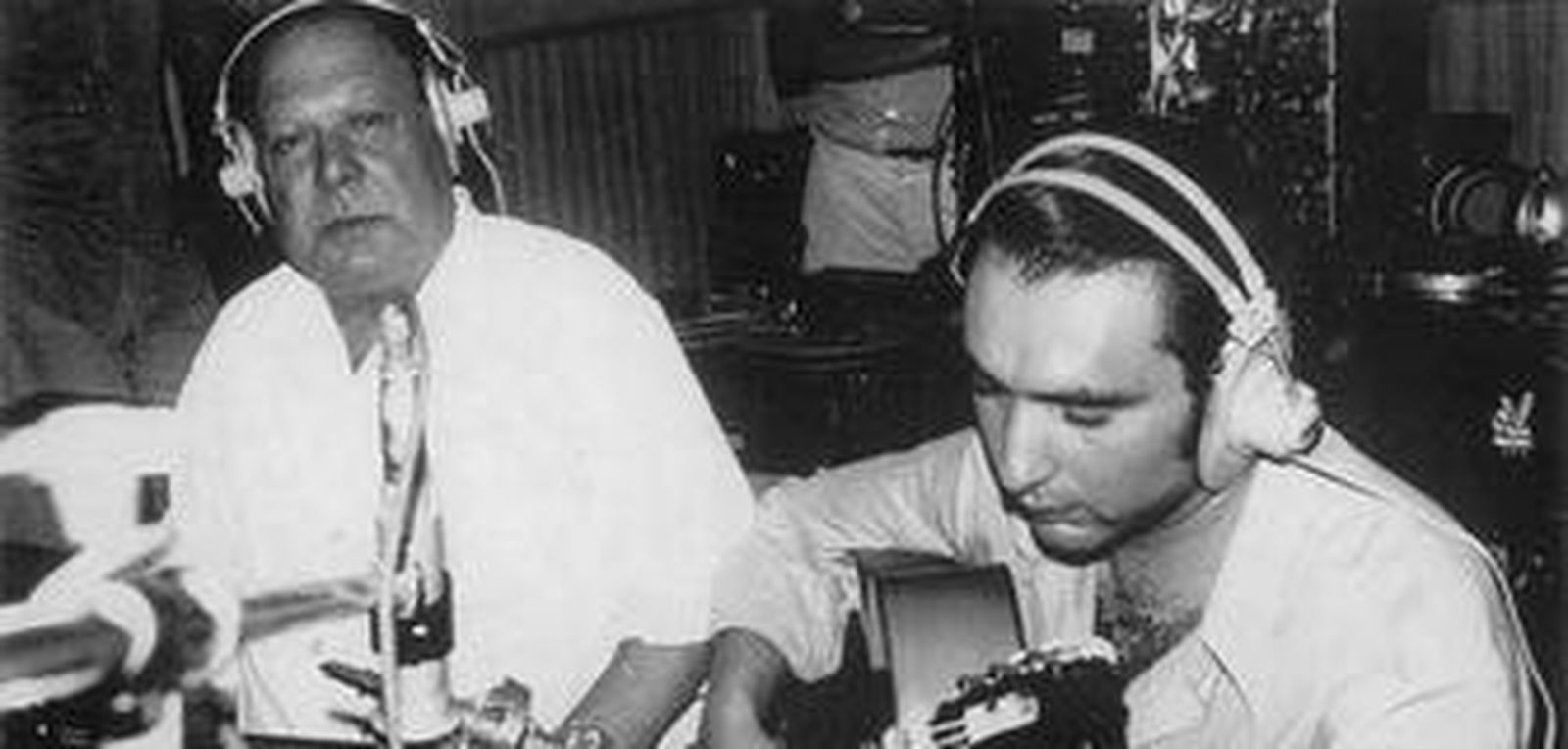 Fotografía inédita, aportada por Antonio Núñez, donde se puede ver a Tío Borrico y a Manuel Parrilla en Radio Jerez.