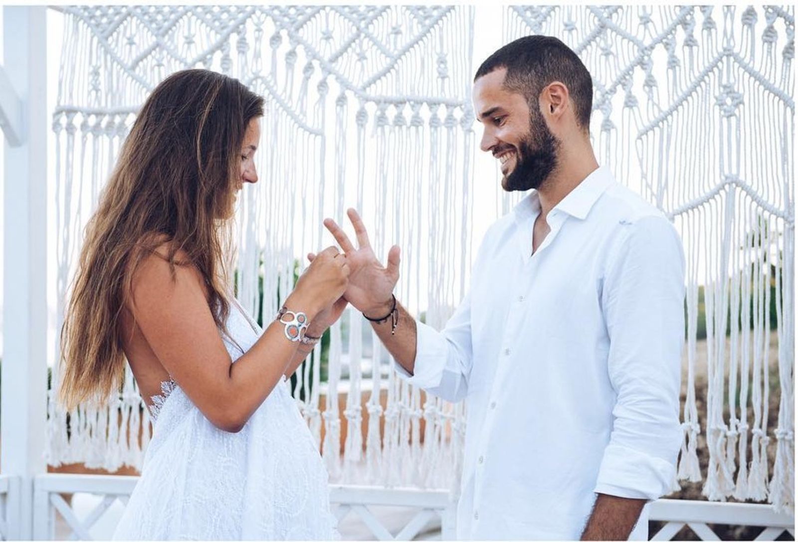 El futbolista Mario Suárez le preparó la boda a Malena Costa sin que ella se enterase.