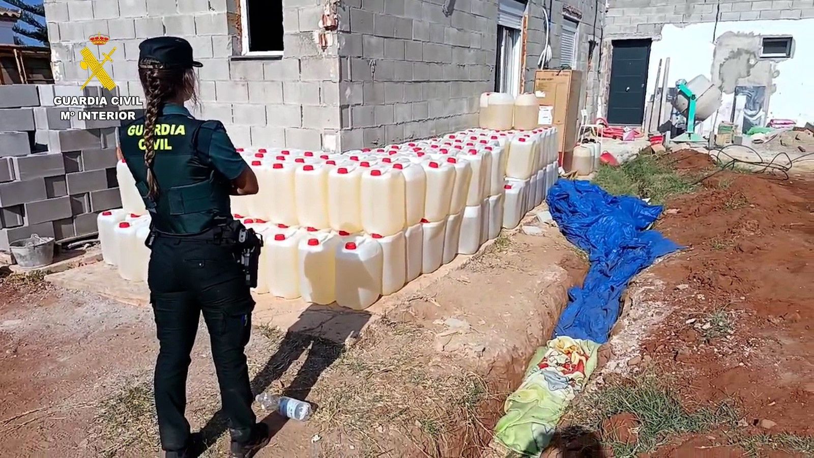 Imagen de archivo de la incautación de garrafas de gasolina para narcolanchas por parte de la Guardia Civil.