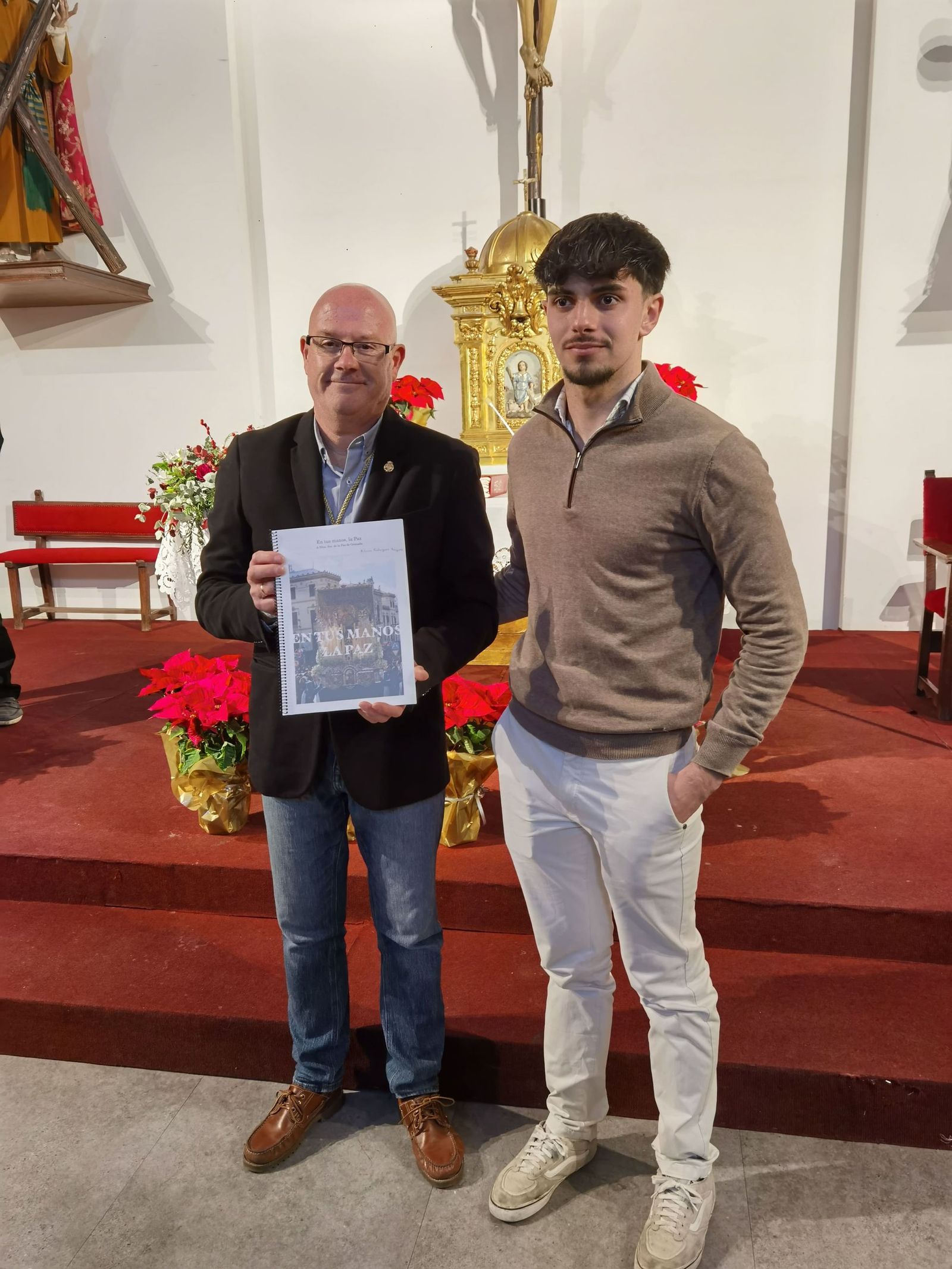 Adrián Rodríguez hace entrega de la marcha procesional 'En tus manos, la Paz'.