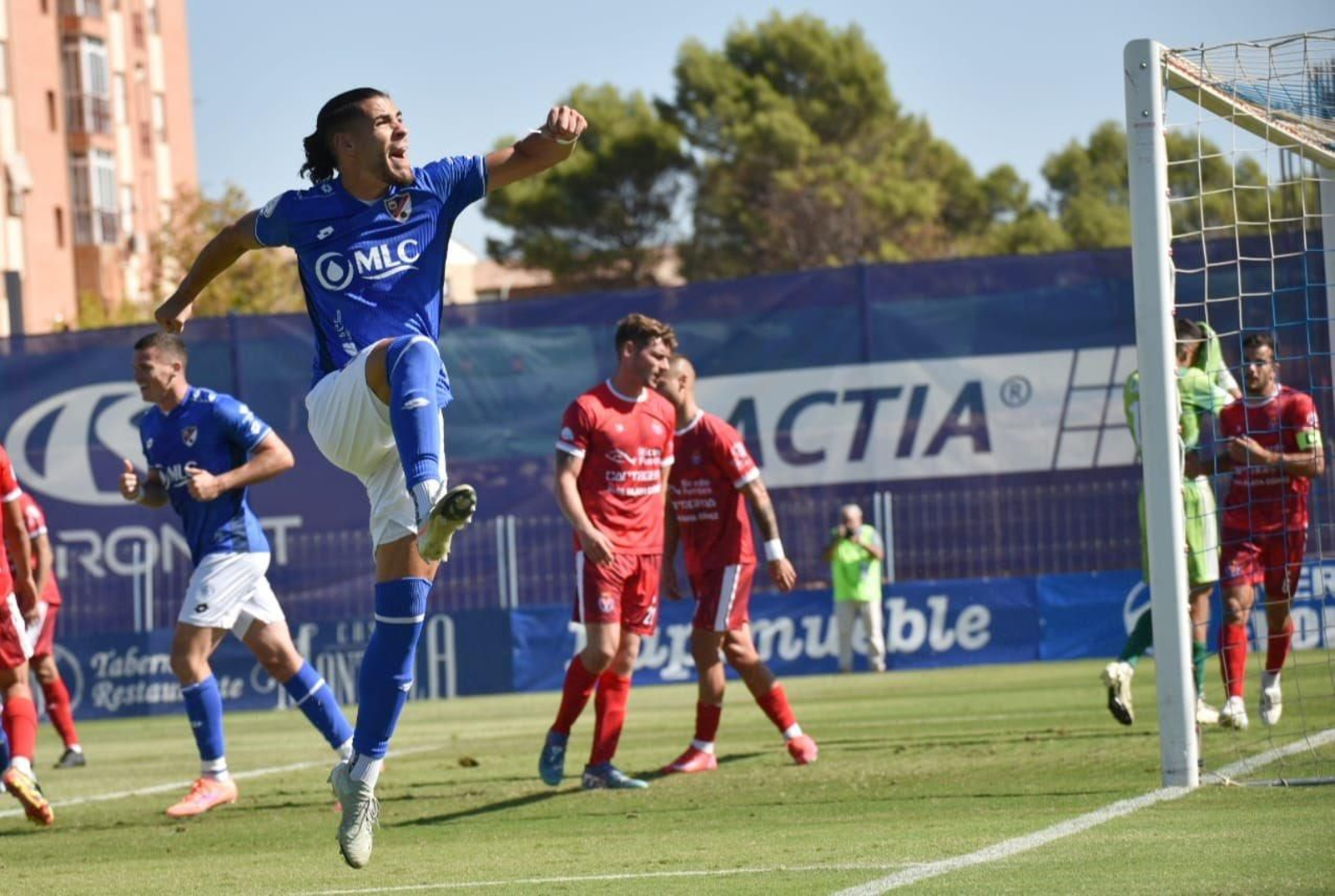 Carlos Becken celebra el tercer tanto azulillo.
