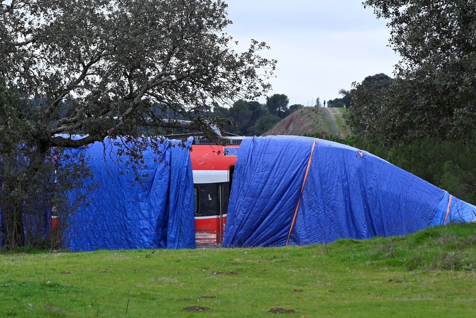 Los trenes vuelven a Adamuz un mes después de la tragedia, en imágenes