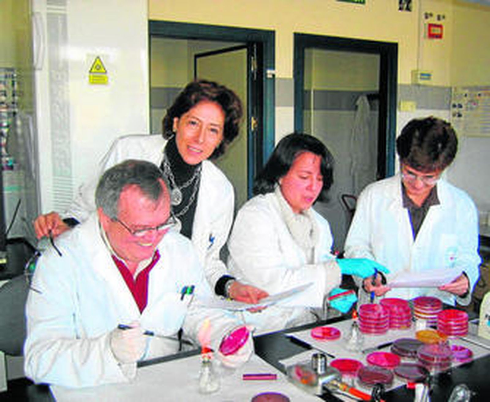 Carmen Tarradas, la primera a la izquierda, con investigadores de la OTRI.