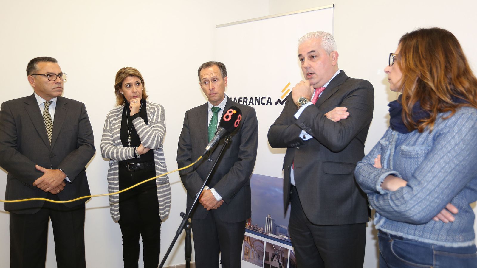 Las autoridades y representantes empresariales valoran la apertura del nuevo centro.