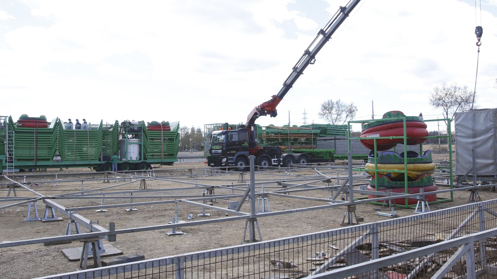 La estructura de una de las atracciones ha comenzado a montarse este viernes.