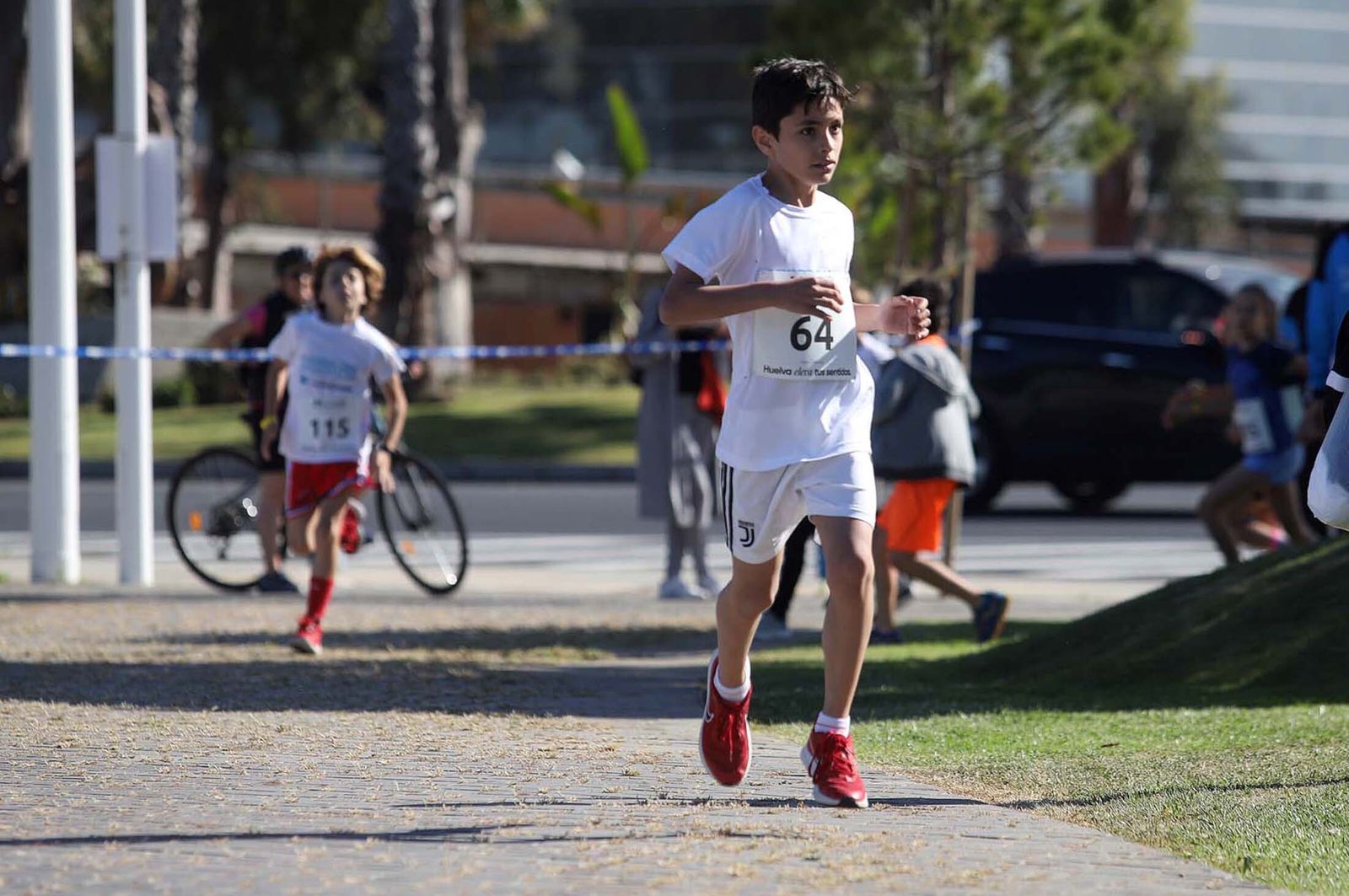 Imágenes de la carrera infantil previa a la "10K Puerta del Descubrimiento"