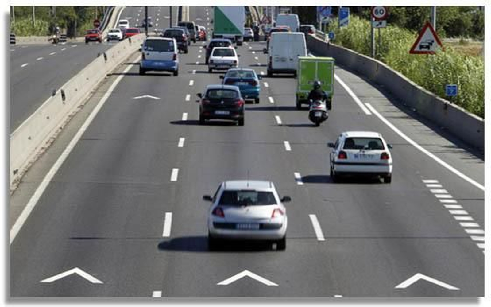 Coches circulando por la carretera