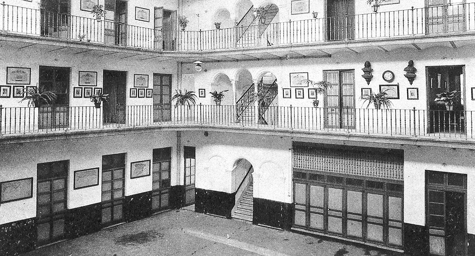 El micrófono aplicado al teléfono fue probado en el patio de San Felipe