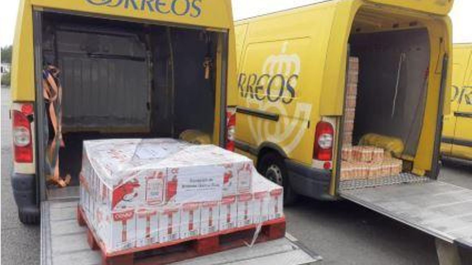 Cajas de leche de Covap que son transportadas por camiones de Correos.