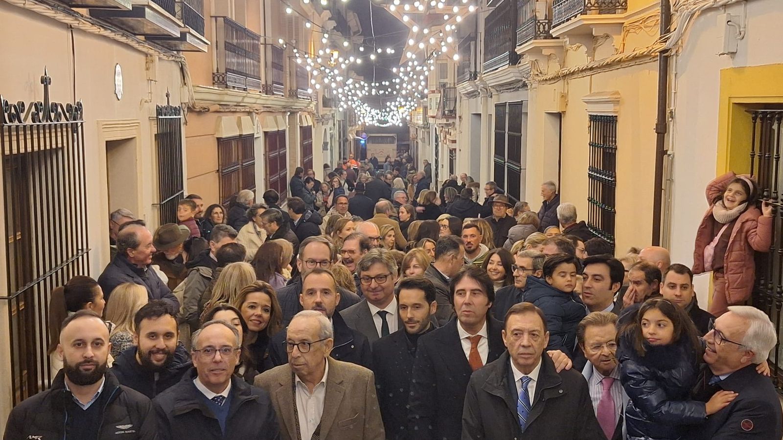 La calle Alcaide, donde comenzó la actividad Ximenez Group hace 80 años, la primera en iluminarse en Puente Genil.