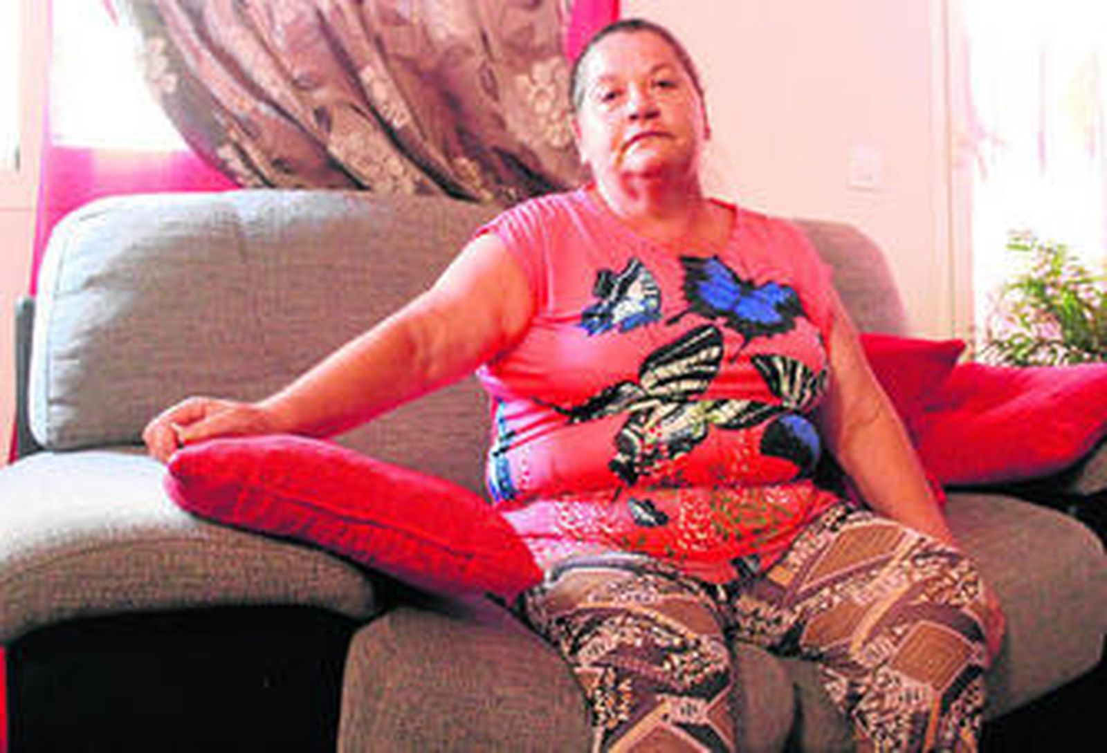 Isabel Alhama posa en su piso de la avenida Puertas del Sur cuando se van a cumplir tres años del desahucio de Caulina.