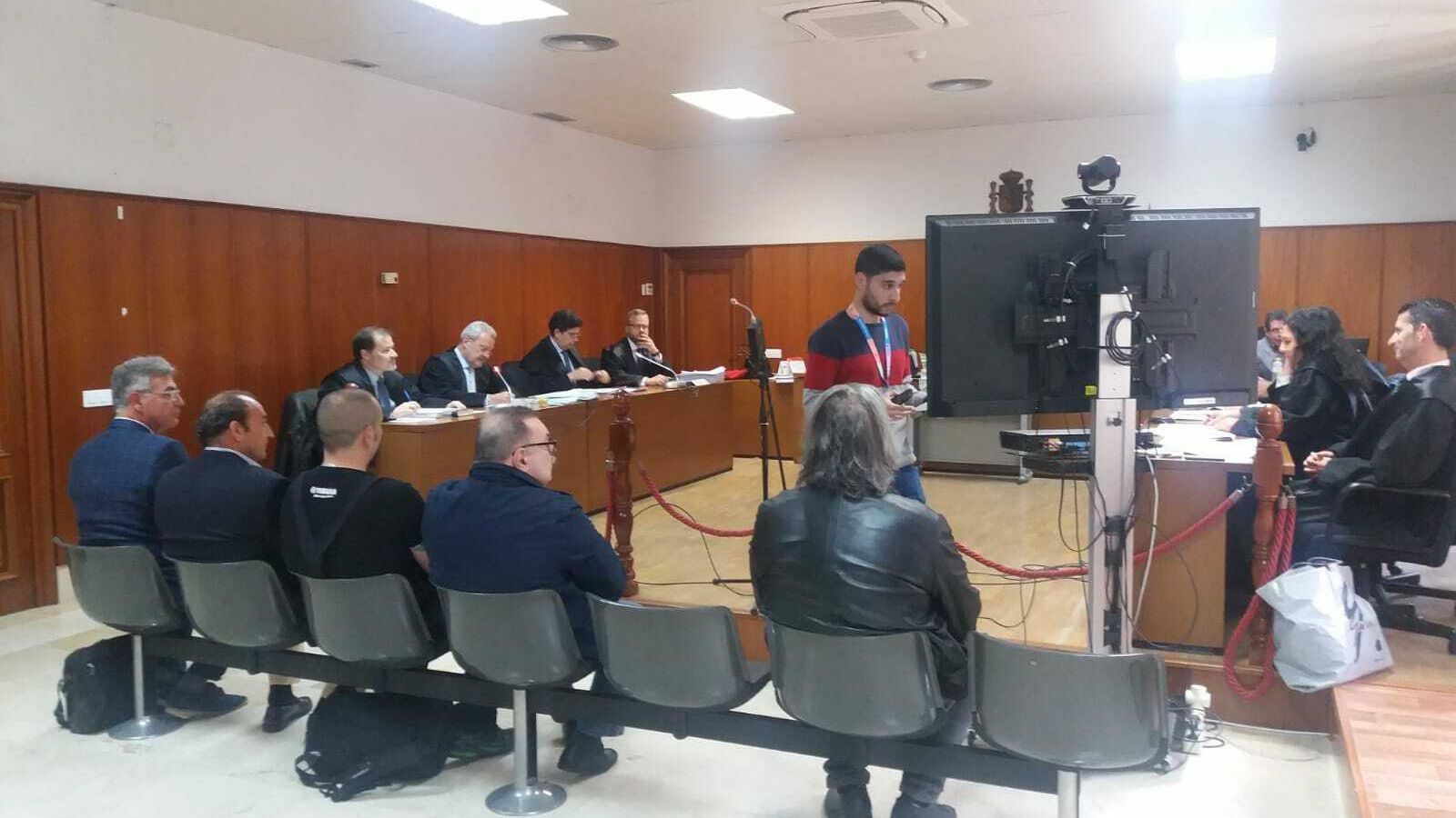 Algunos de los acusados, de espaldas, durante la celebración del juicio.