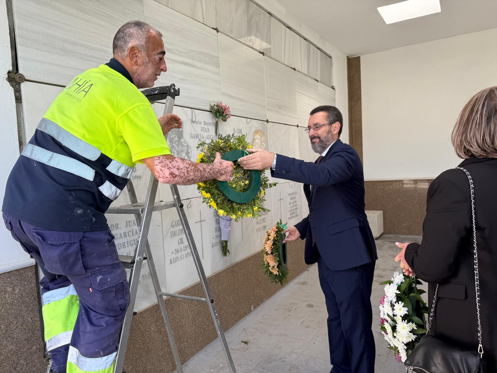 La Línea recuerda a sus difuntos con el tradicional acto en el Cementerio de San José