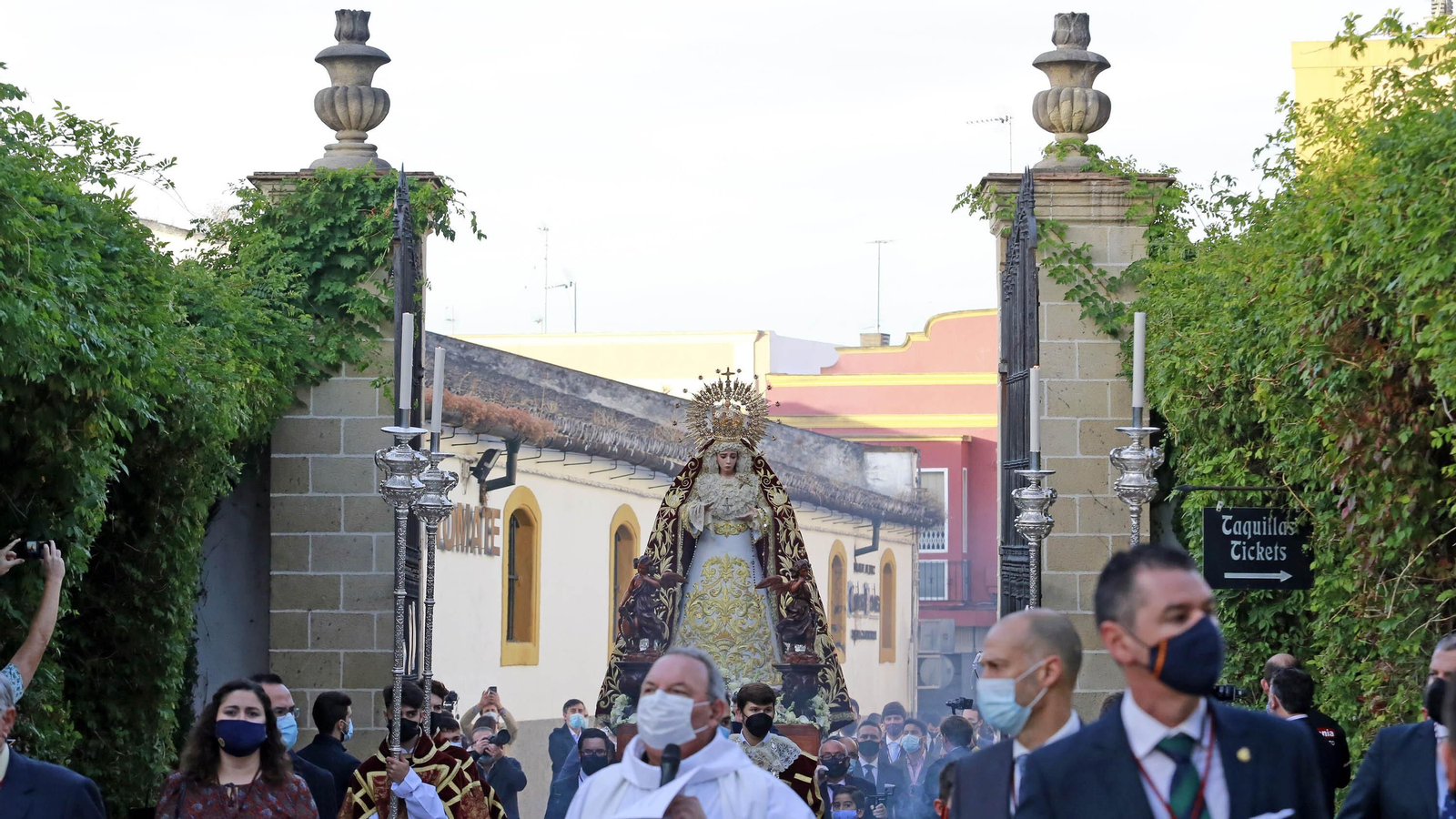 Imágenes del rosario de la Aurora de la Candelaria por los jardines de la Atalaya