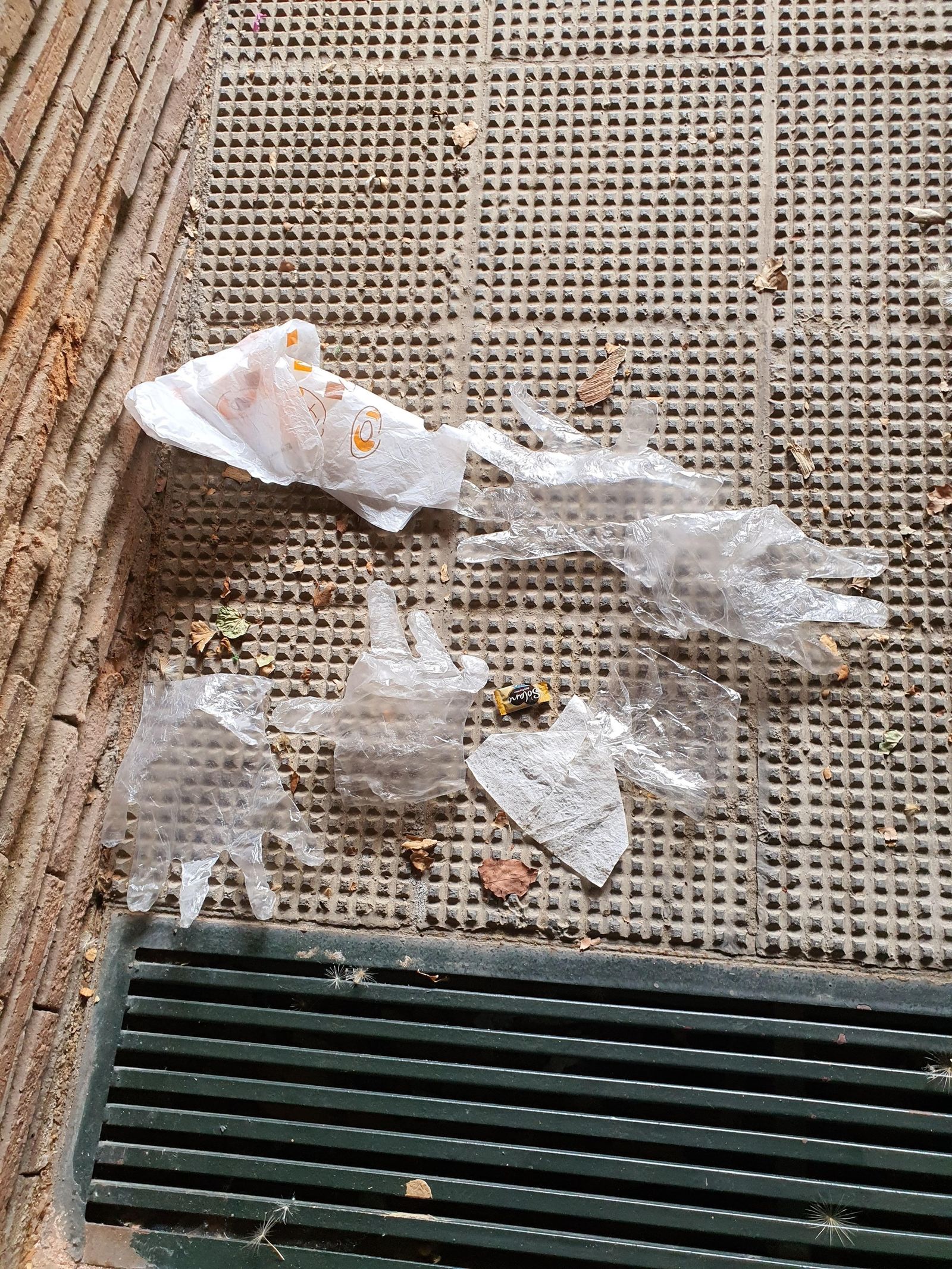 Guantes de plástico tirados en una calle de Granada