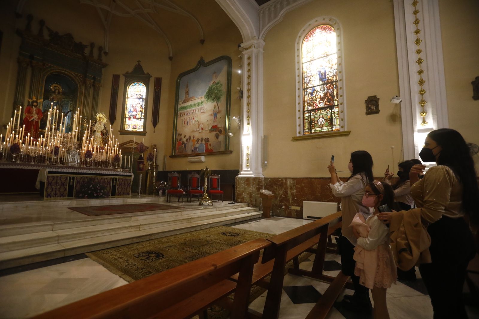 Varias personas fotografían a los titulares de la hermandad del Prendimiento.