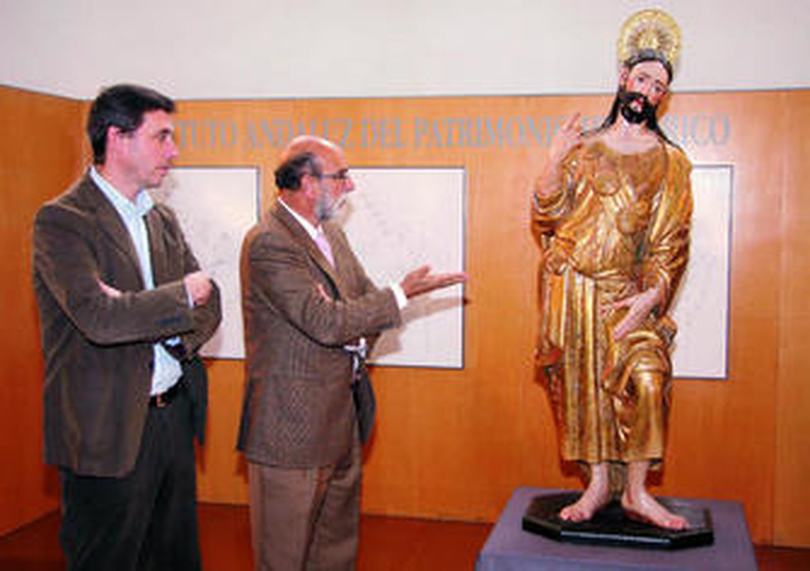 El alcalde de Pilas, José Leocadio, y Bernardo Bueno, en el IAPH.