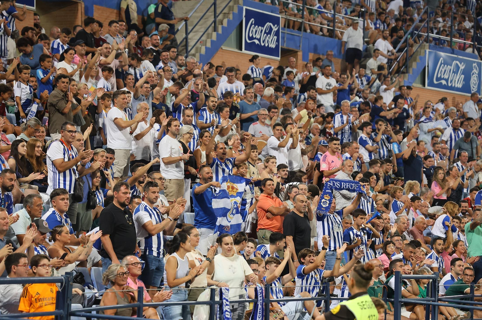 Búscate en las gradas del estadio en la celebración del Trofeo Colombino