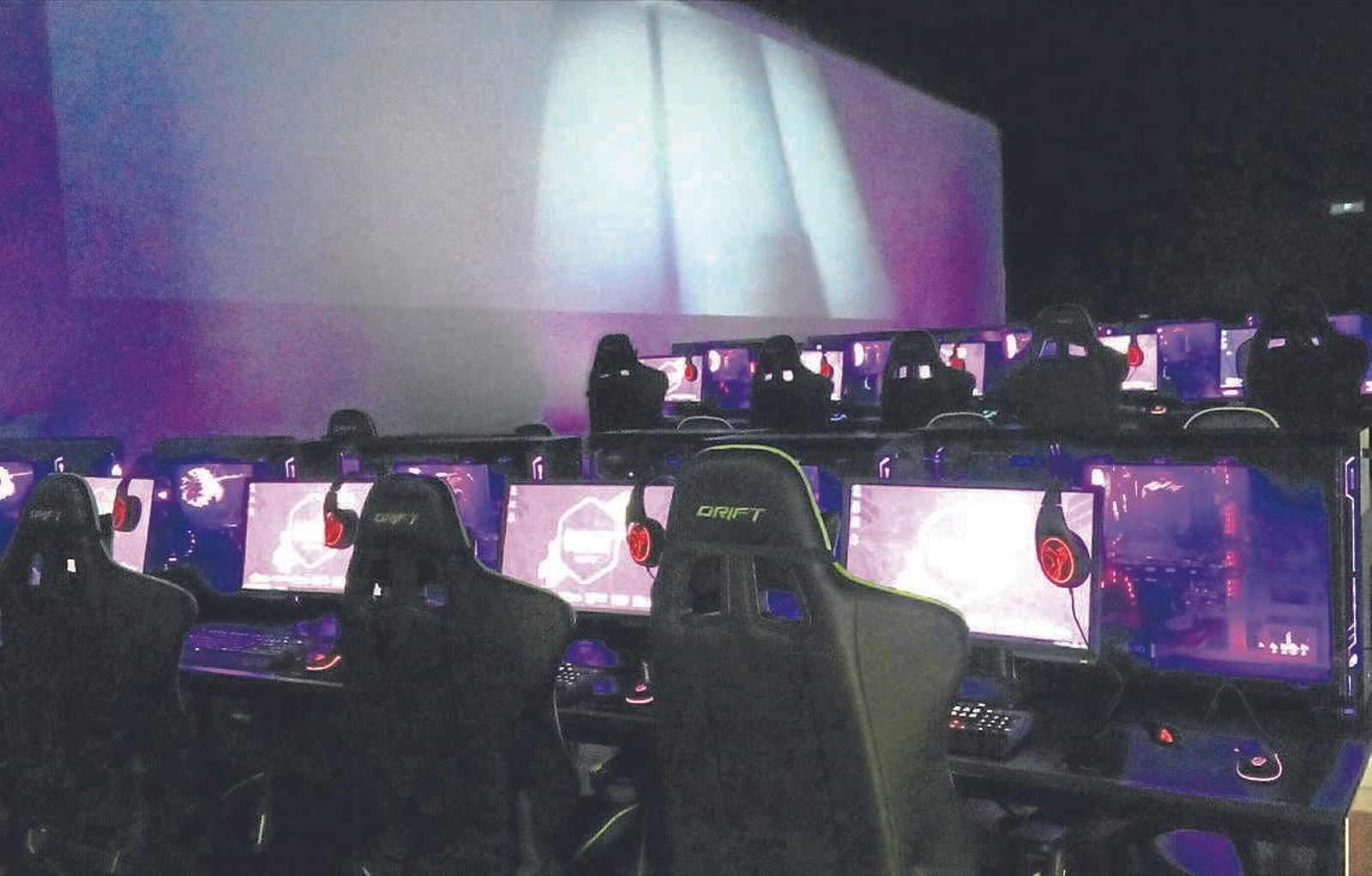 Interior del centro Next eSports.