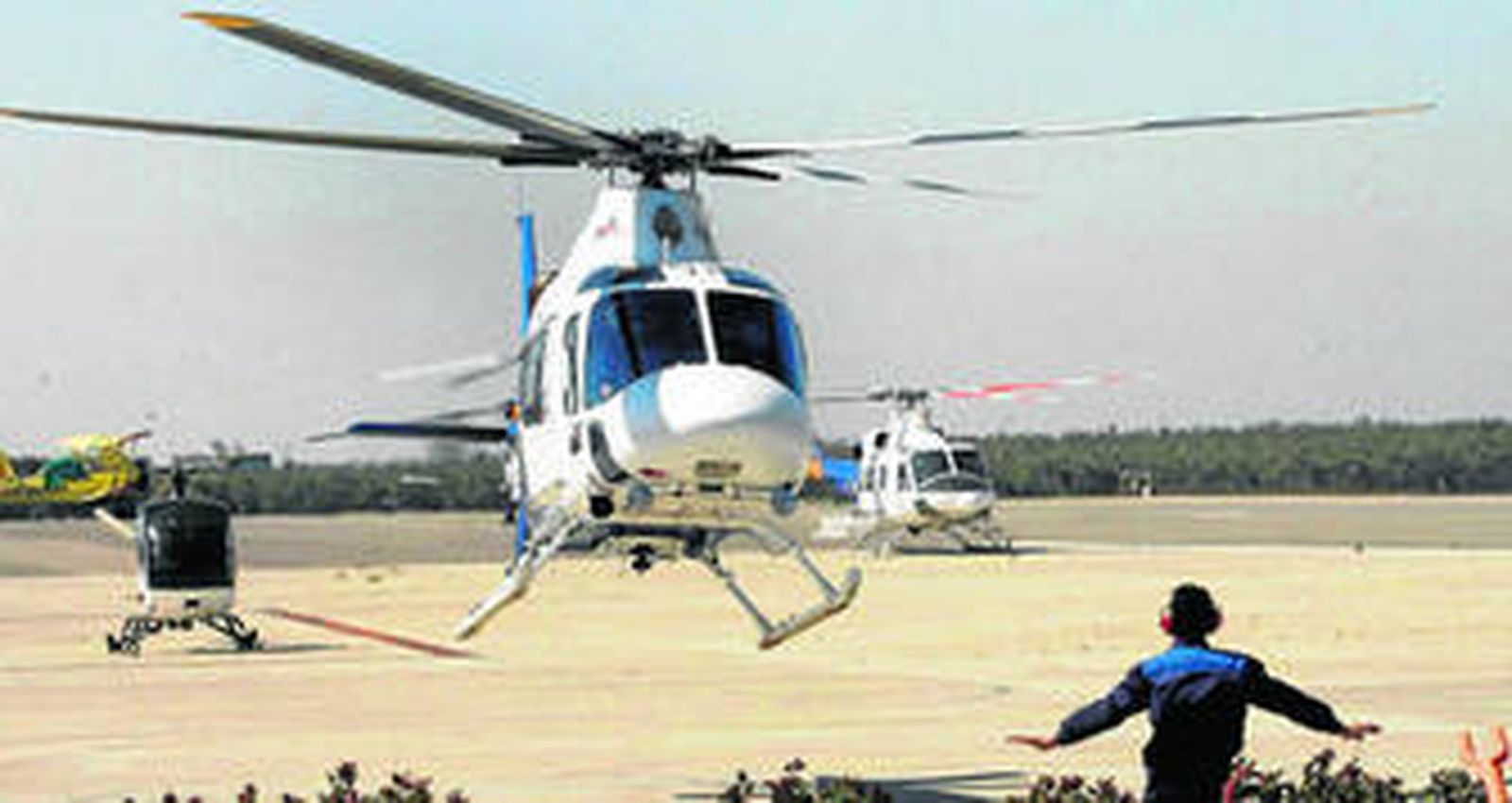 Una helicóptero despega de las instalaciones que el Grupo Faasa posee en el término municipal de Palma del Río.