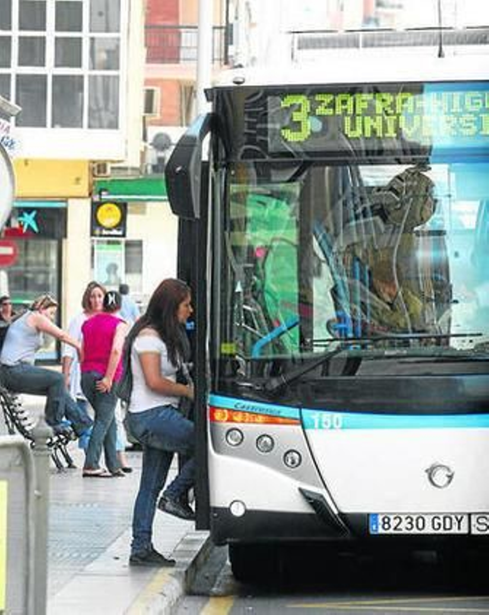 Autobús urbano en la parada de Federico Molina.