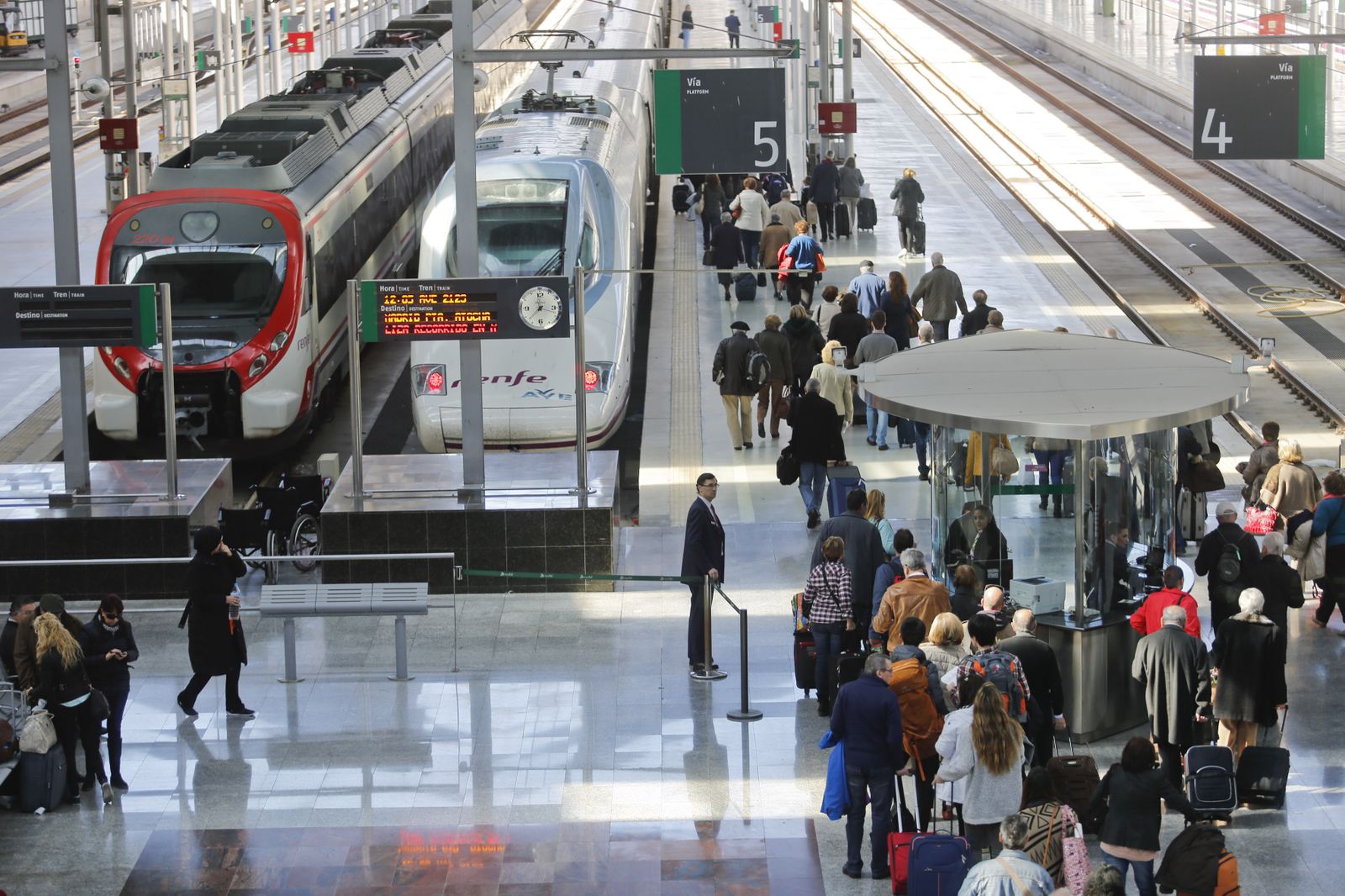 Decenas de pasajeros en la estación María Zambrano para coger un AVE.
