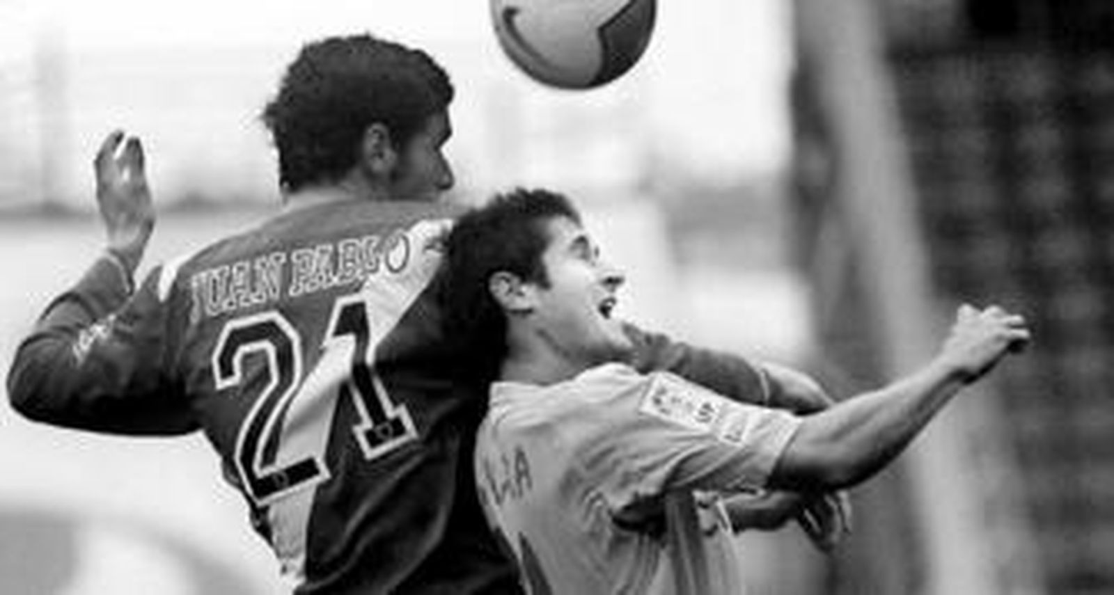 Juan Pablo salta para cabecear un balón ante la oposición del defensa del Celta Vara.