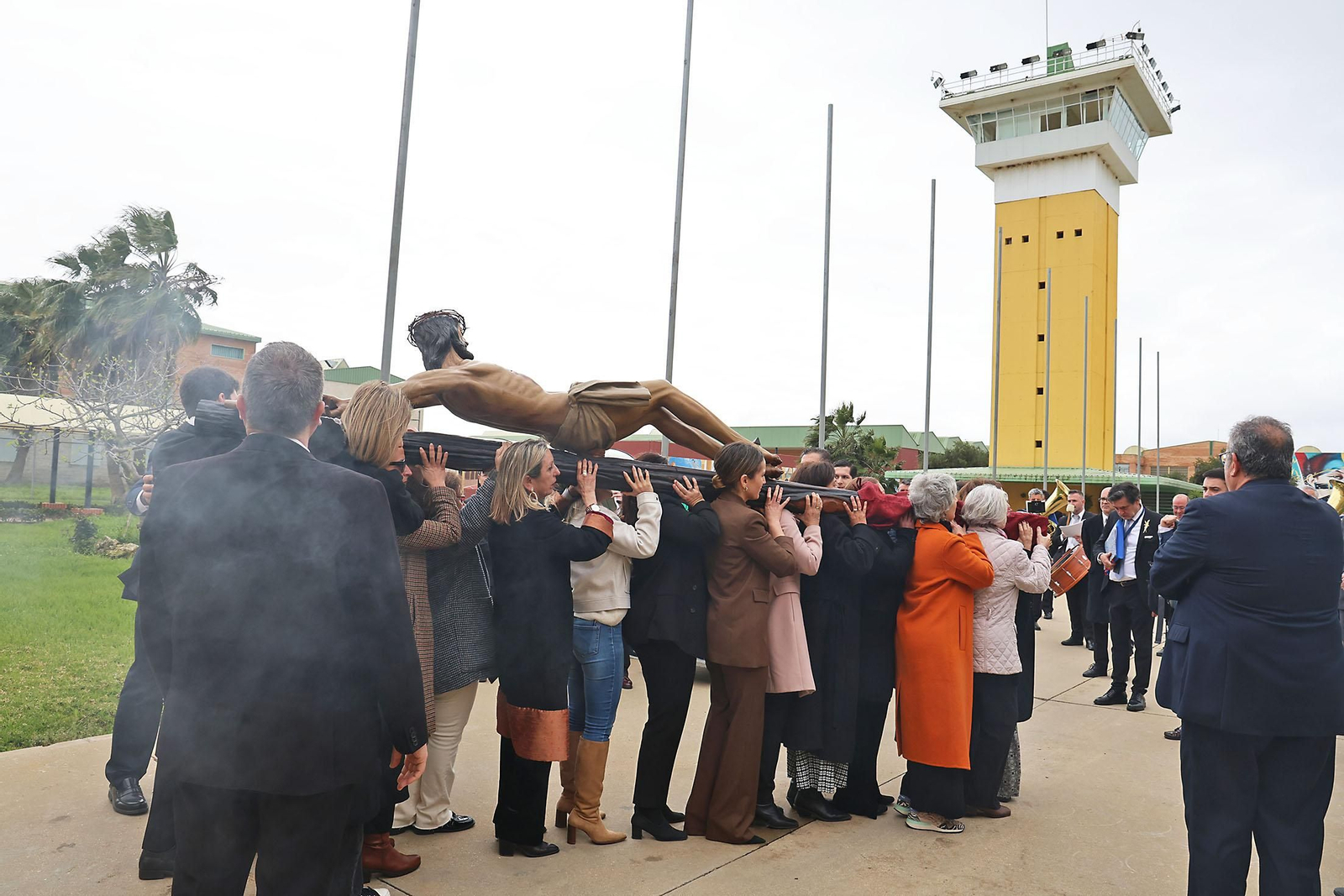Las mejores imágenes del traslado del Cristo de la Pasión al Centro Penitenciario de Huelva