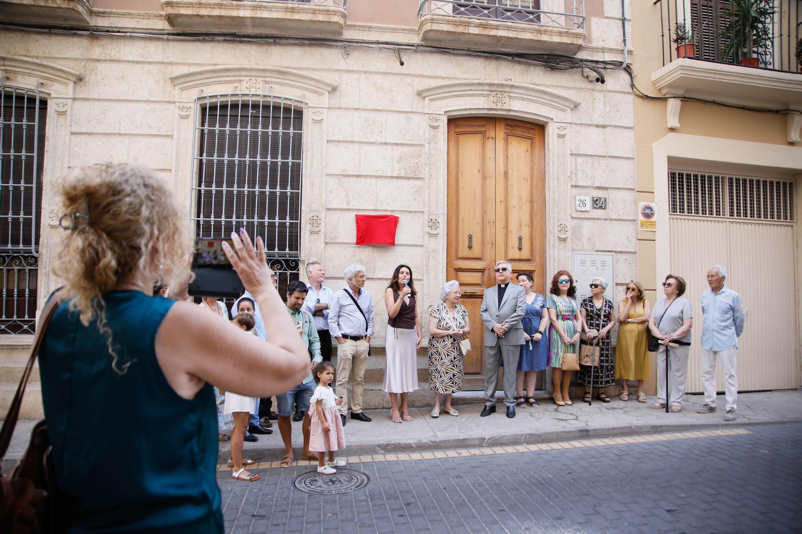 La Asociación de Vecinos del Casco Histórico inaugura una placa en homenaje al periodista Juan Martínez Martín 'Volapié'
