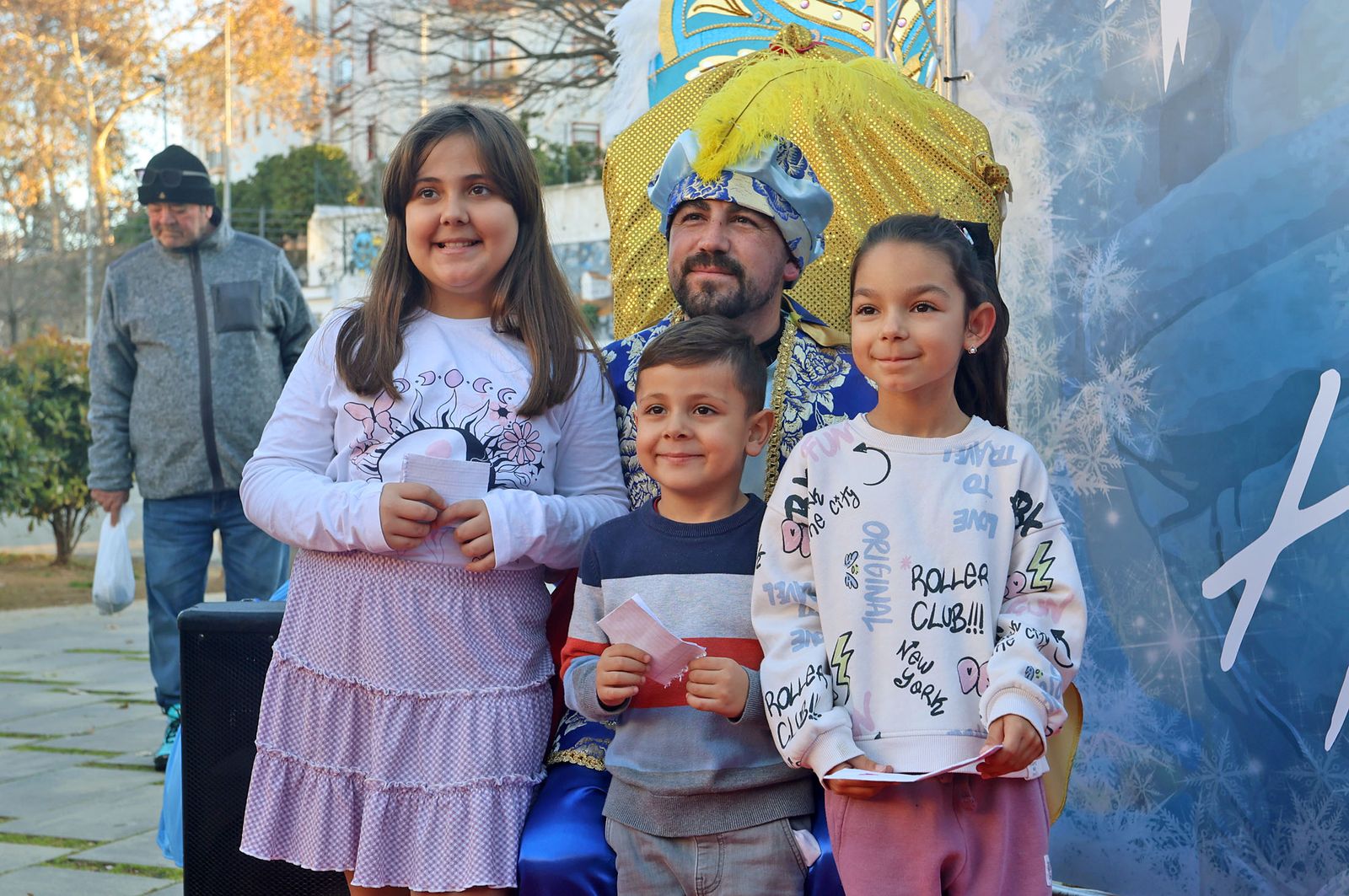 Imágenes del paje Real de SSMM los Reyes Magos recogiendo las cartas de los niños y niñas de Huelva en la plaza Houston