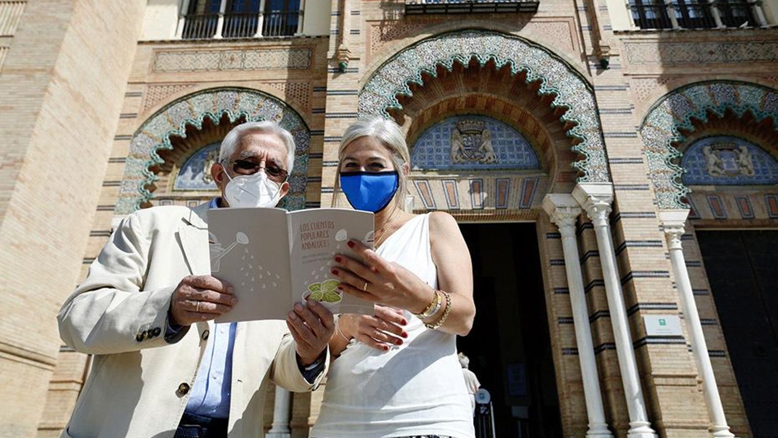 La consejera de Cultura, Patricia del Pozo, y el escritor Antonio Rodríguez Almodóvar, este viernes ante la fachada del Museo de Artes y Costumbres Populares de Sevilla.