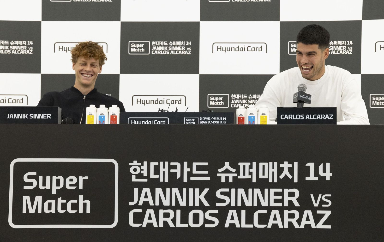 Carlos Alcaraz y Jannick Sinner, en la rueda de prensa previa al partido que disputarán este sábado en Corea del Sur