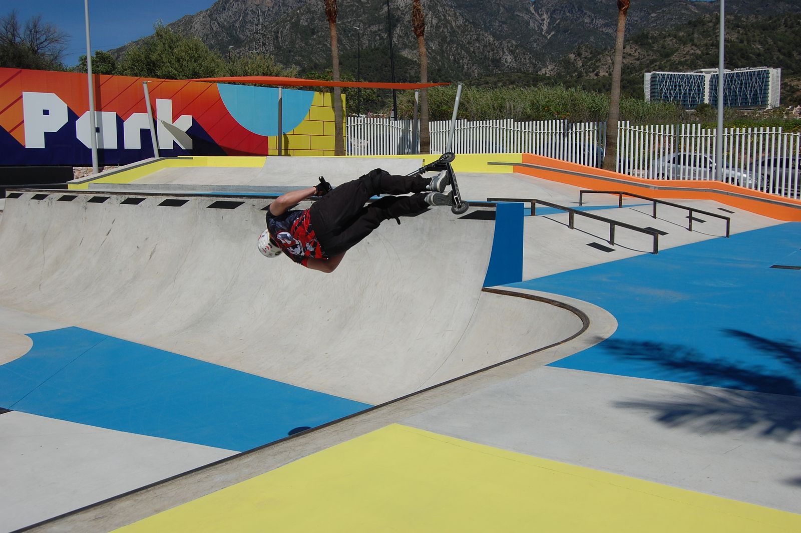 Un joven practicando 'skate' en la nueva instalación.