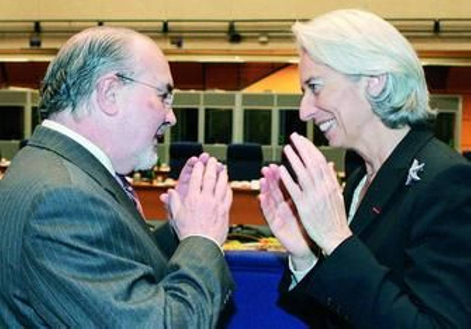 El ministro de Economía, Pedro Solbes, junto a su homóloga francesa, Christine Lagarde, en Praga.