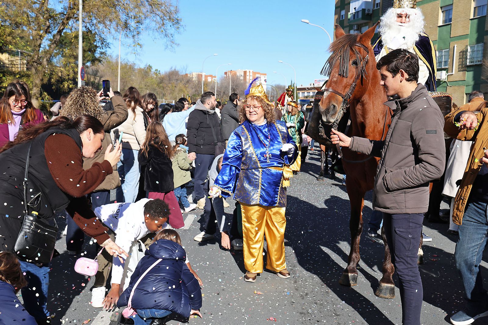 Día de regalos y Reyes Magos por los barrios de la ciudad