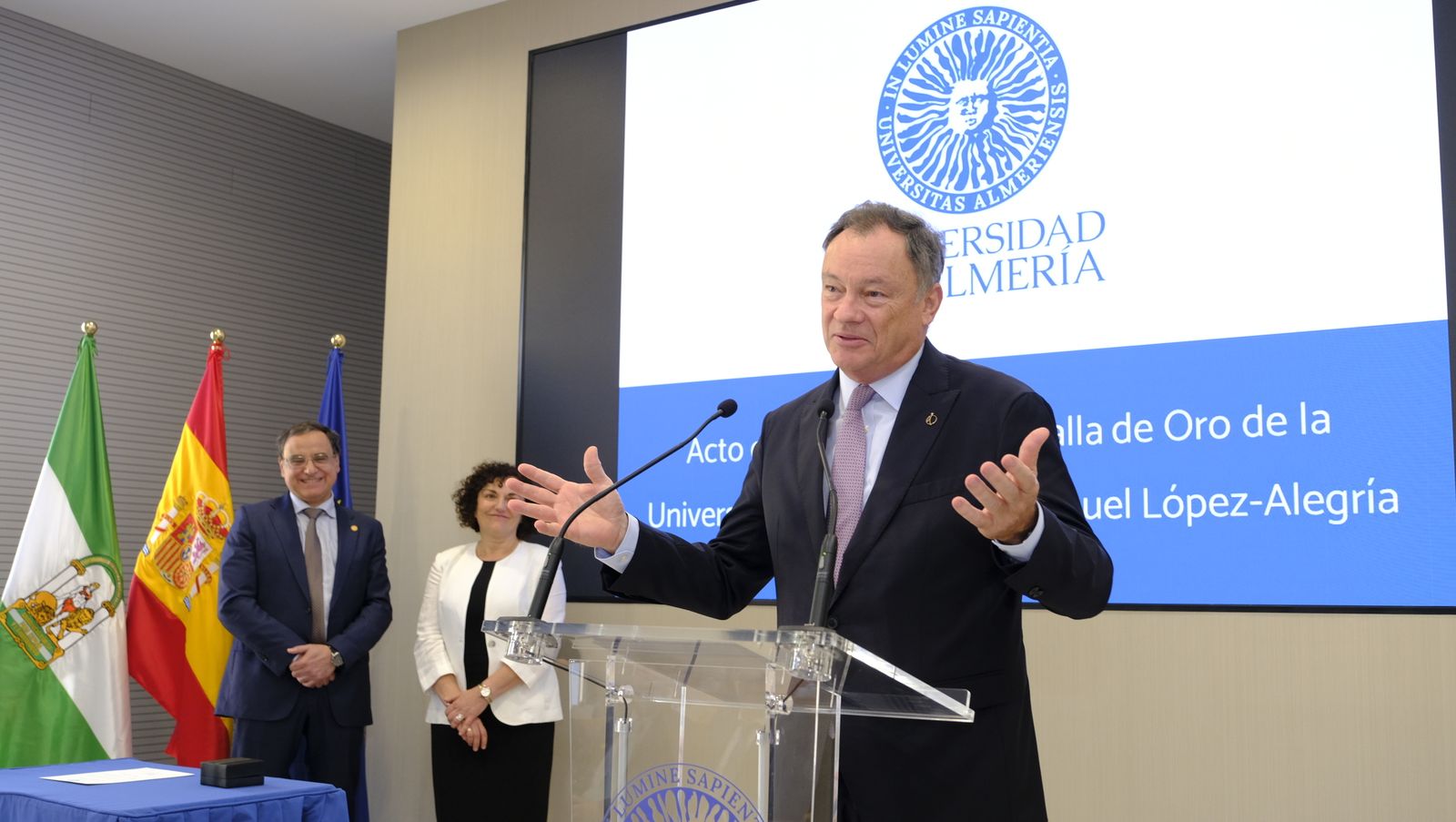 Imágenes de la imposición de la Medalla de Oro de la Universidad de Almería, al astronauta Miguel López Alegría