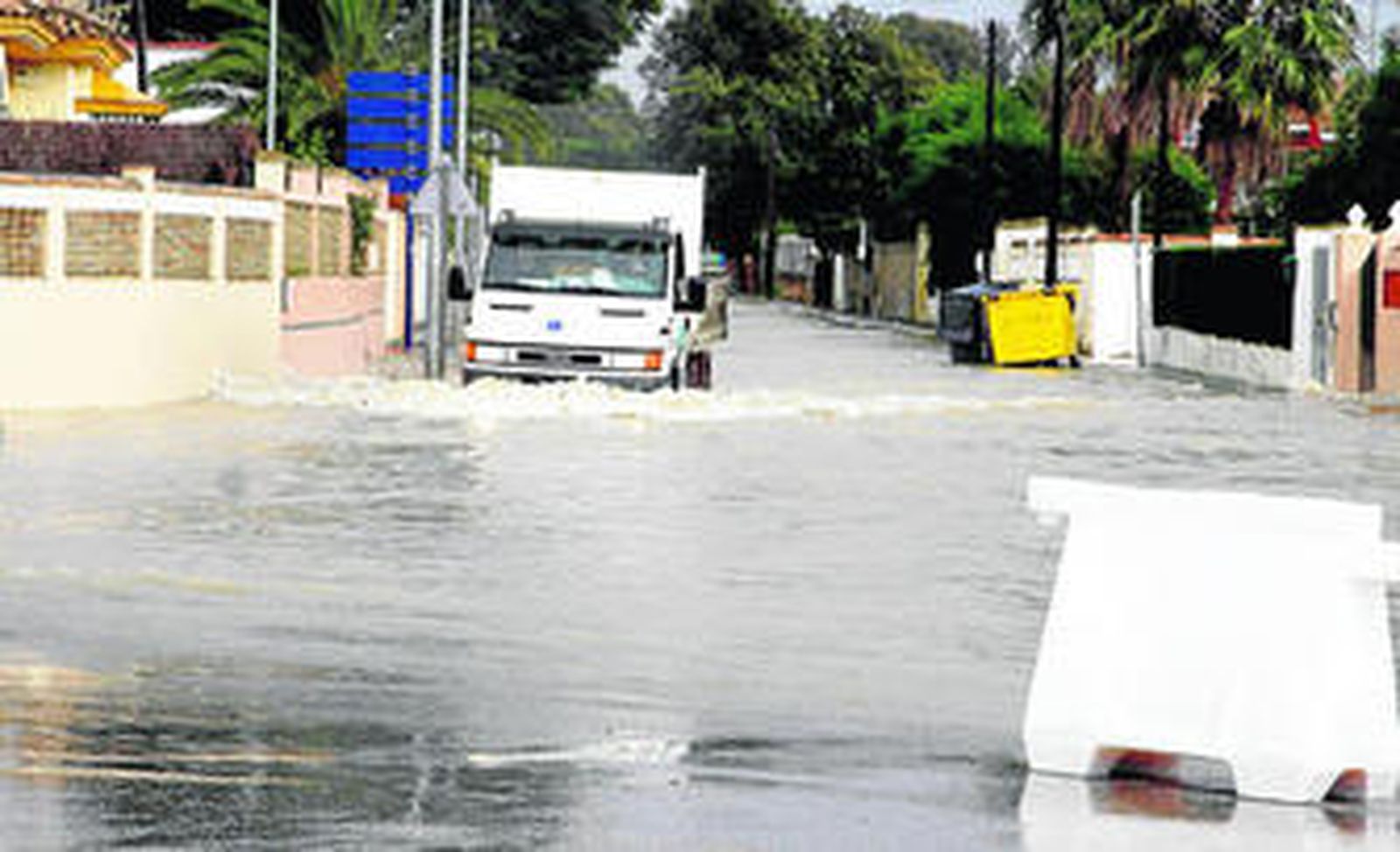 Un camión intenta cruzar por la zona de Los Gallos, totalmente inundada.
