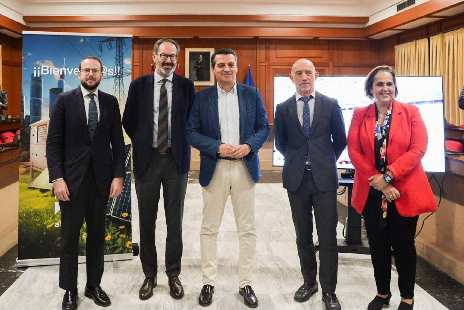 Representantes institucionales y de la empresa en la presentación del proyecto Representantes institucionales y de la empresa en la presentación del proyecto